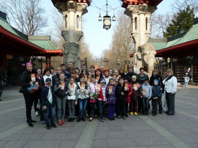 Туристическая группа с флаерами Shen Yun