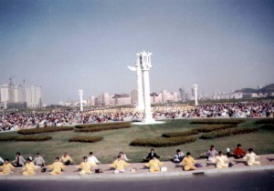 Китайцы выполняют упражнения Фалуньгун. Город Далянь в китайской провинции Ляонин. Май 1998 г.