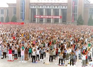 Китайцы выполняют упражнения Фалуньгун. 