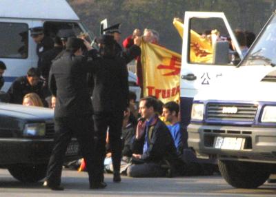 Арест за плакат с иероглифами «истина доброта терпение». 20 ноября 2001 г. Пекин