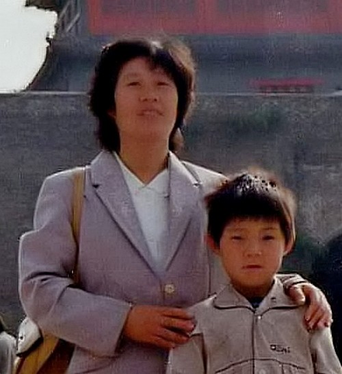 Ли Юйшу и её сын задолго до преследования