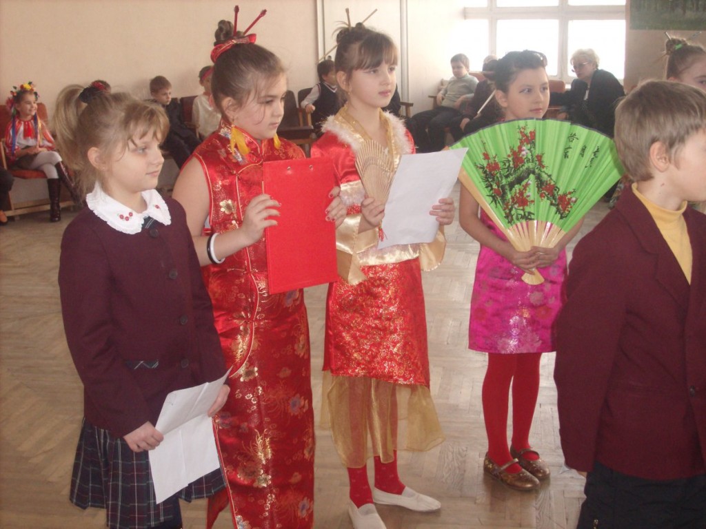 Юные украиночки одеты в традиционные китайские шелковые платья