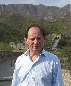 Эдвард Макмиллан-Скотт на фоне Великой китайской стены