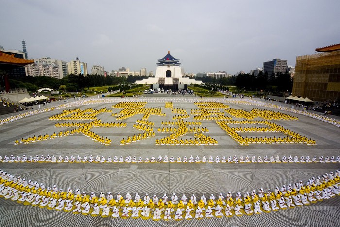5000 практикующих Фалуньгун из Тайваня сформировали слова из китайских иероглифов: «С днем рождения, Учитель» и «13 мая — Всемирный День Фалунь Дафа»