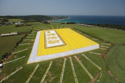 9 мая более 6000 практикующих Фалуньгун собрались в живописном месте национального парка Кентин на Тайване и сформировали гигантскую книгу «Чжуань Фалунь»