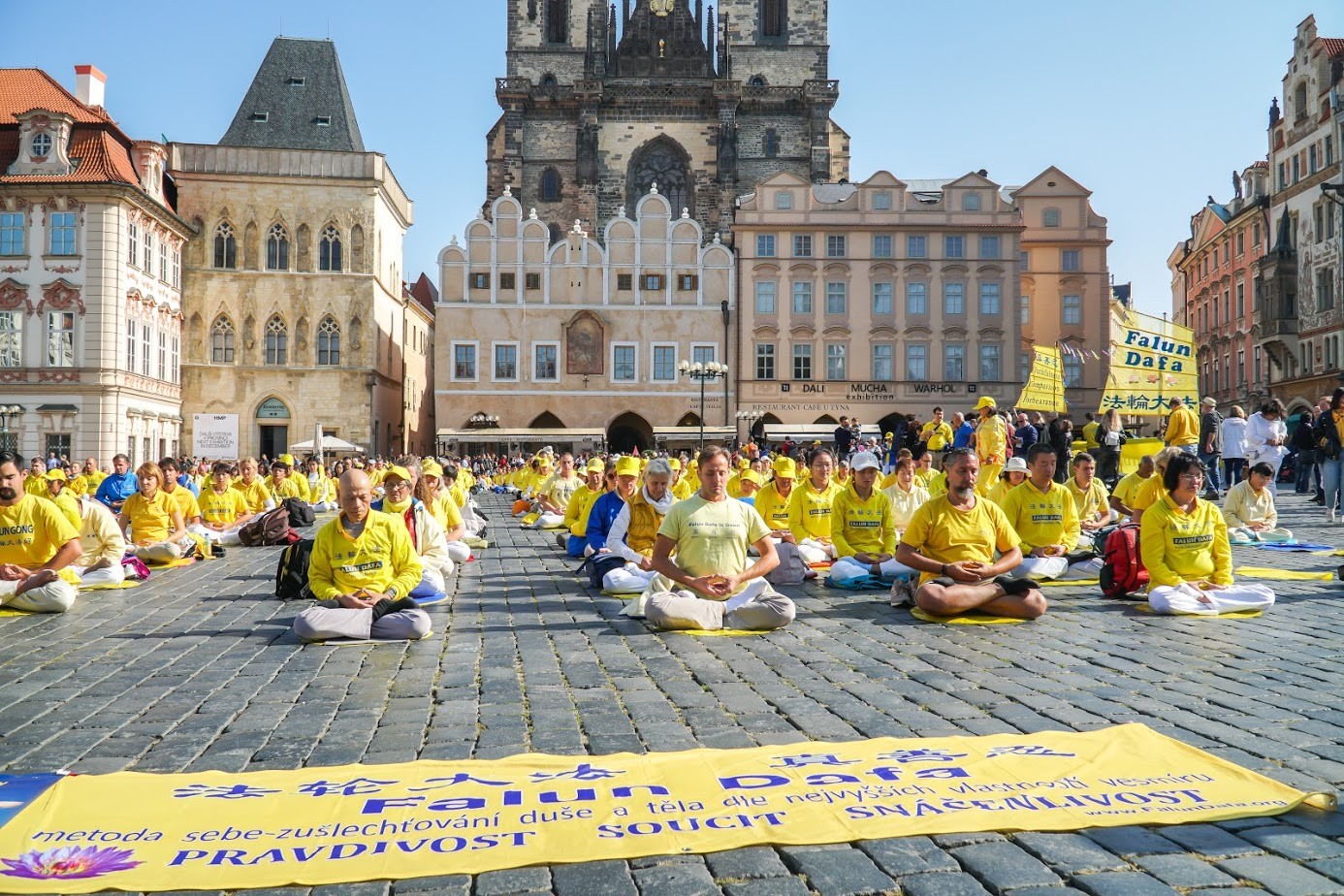 Медитация по Фалуньгун на главной площади (Прага, Чехия) 