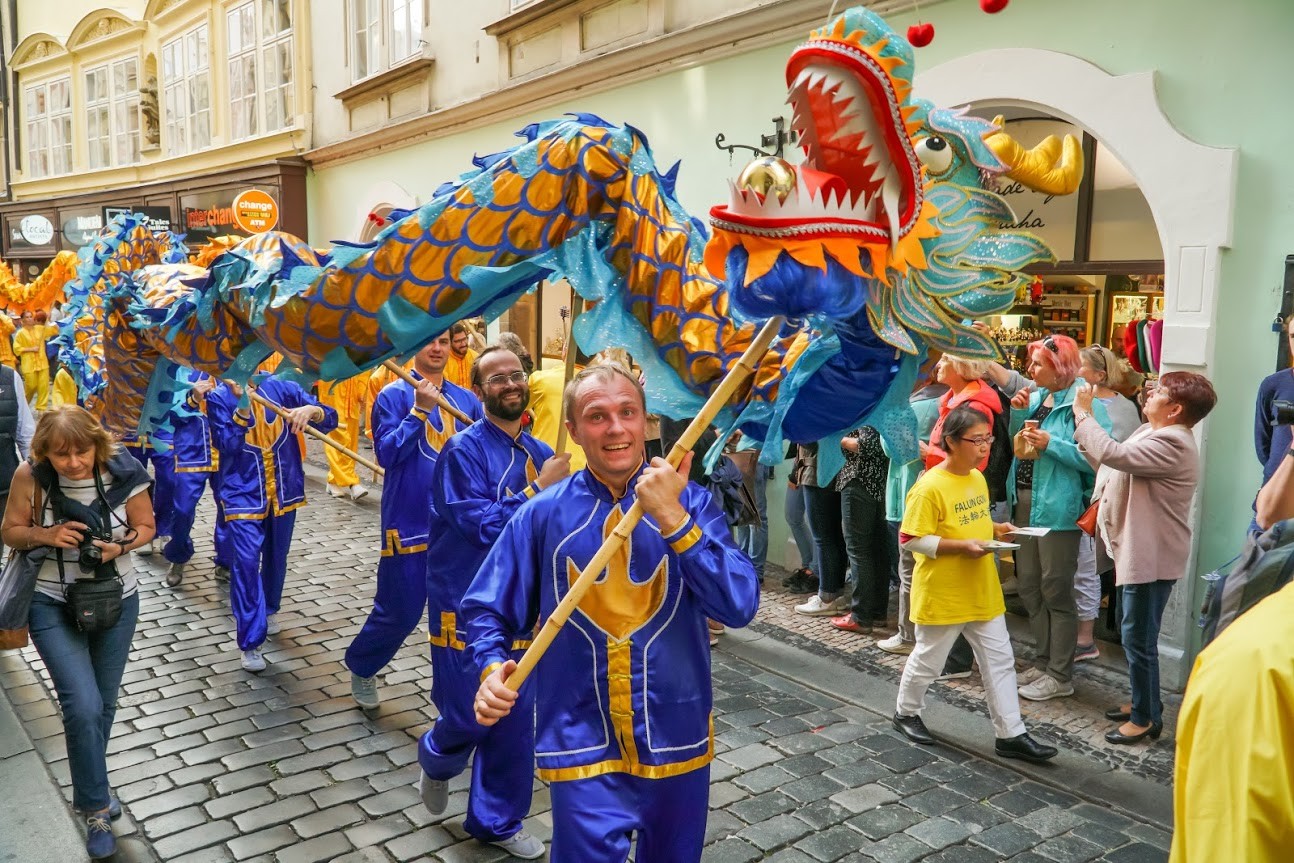 Китай в центре Праги — практикующие Фалуньгун провели парад